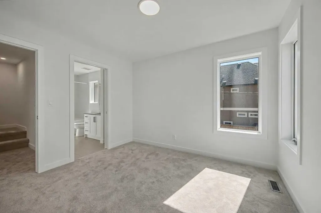 753 Centre Avenue NE Calgary AB T2E4B6
