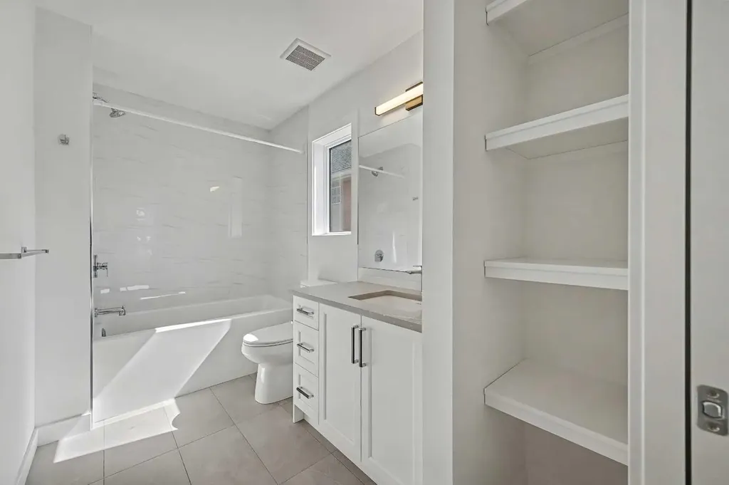 753 Centre Avenue NE Calgary AB T2E4B6