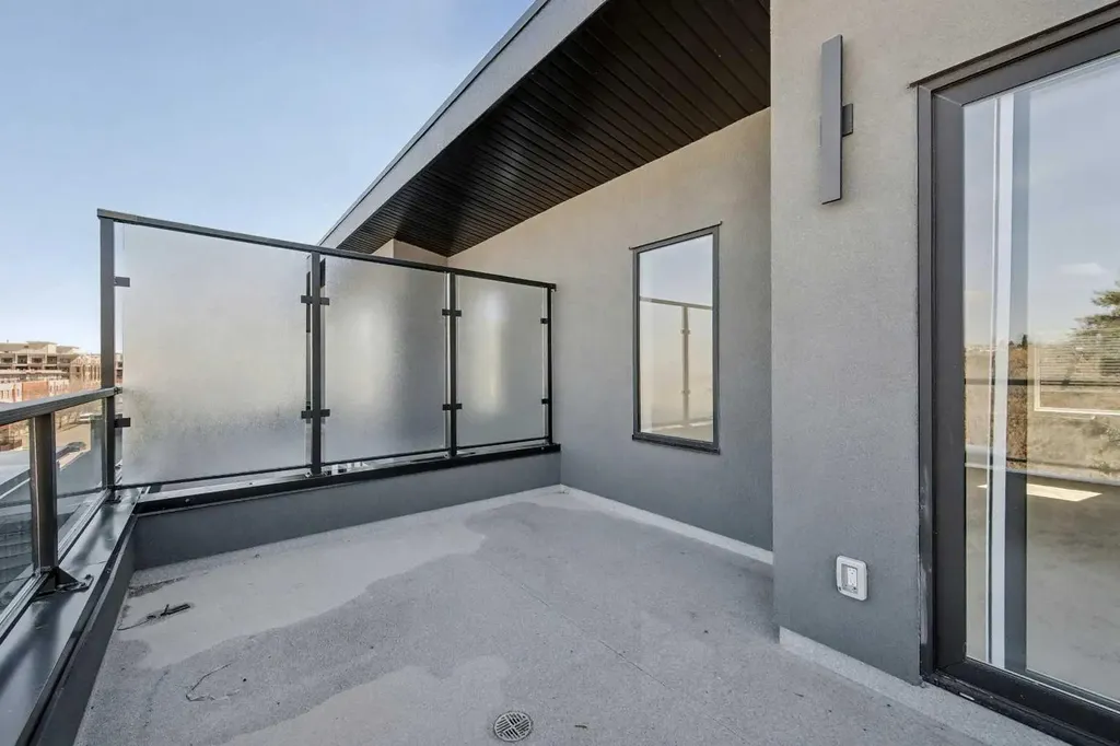 753 Centre Avenue NE Calgary AB T2E4B6
