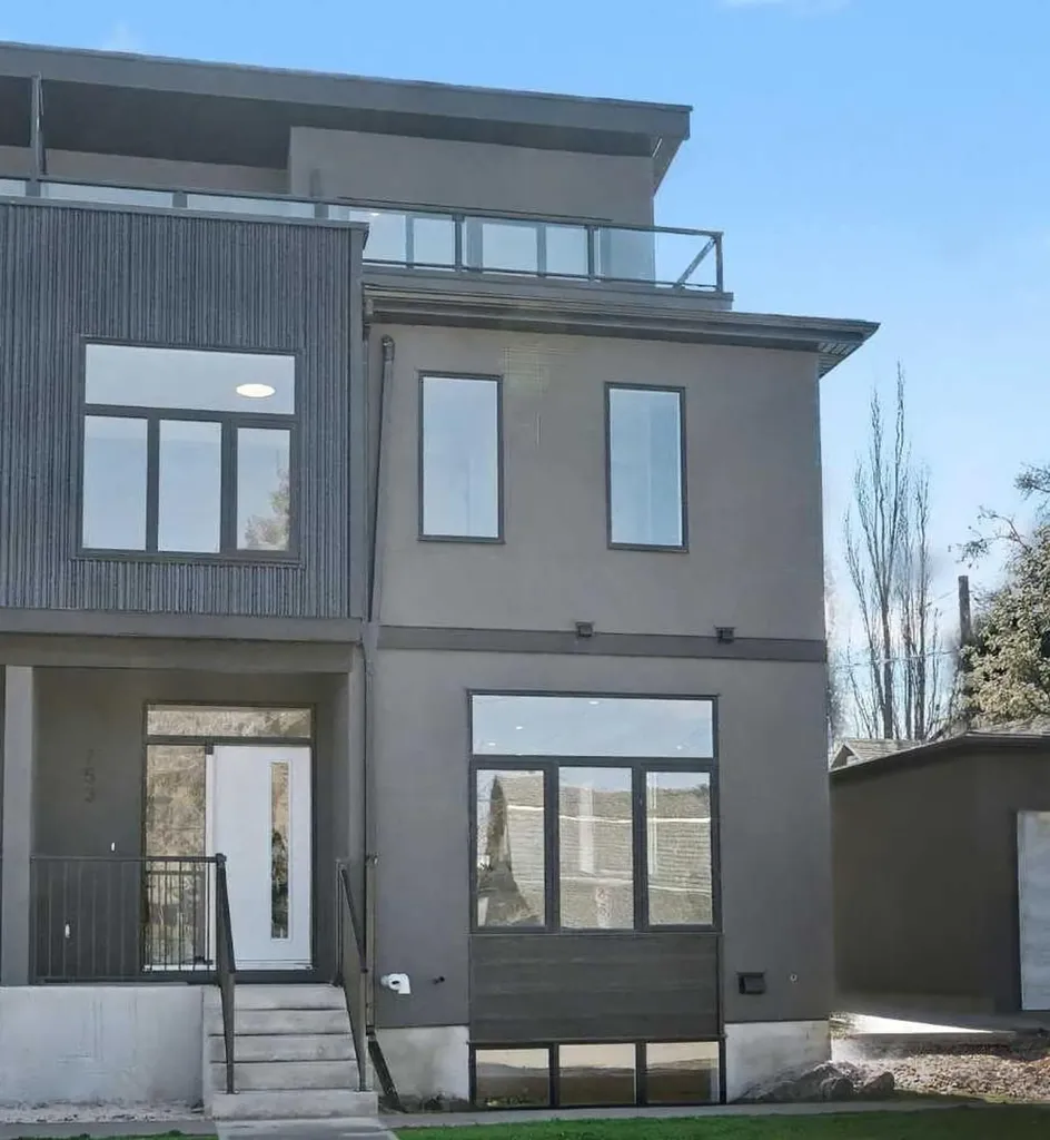 753 Centre Avenue NE Calgary AB T2E4B6