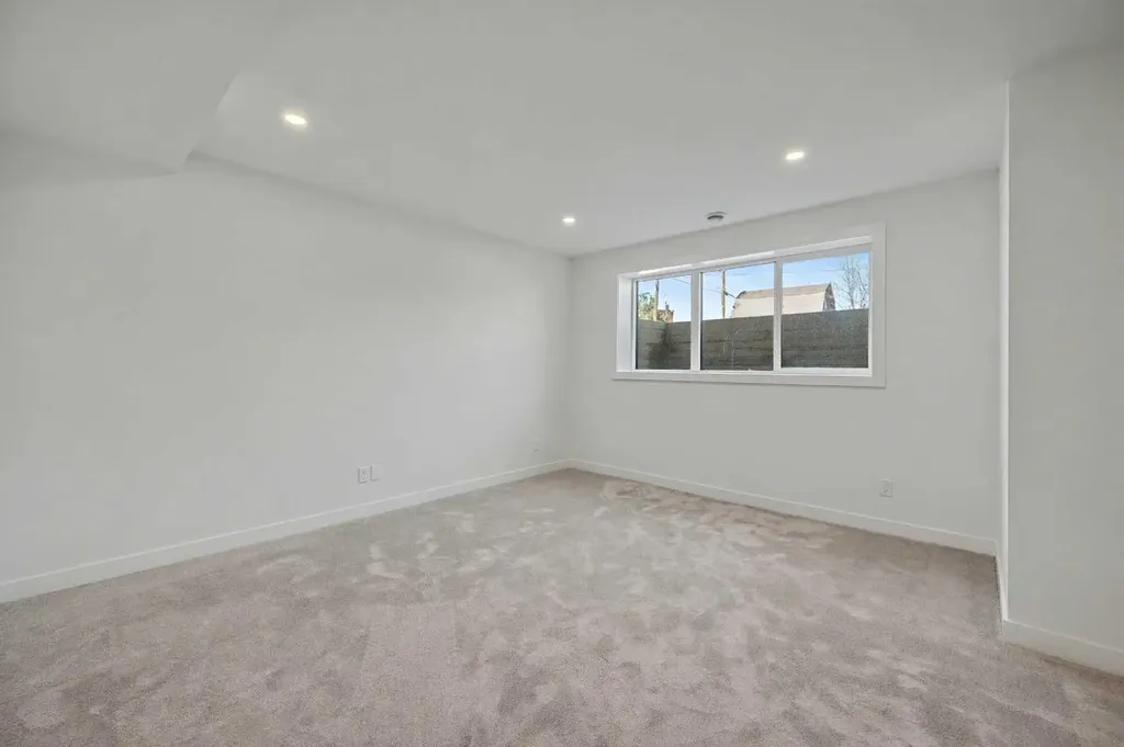 753 Centre Avenue NE Calgary AB T2E4B6