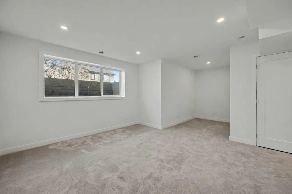 753 Centre Avenue NE Calgary AB T2E4B6