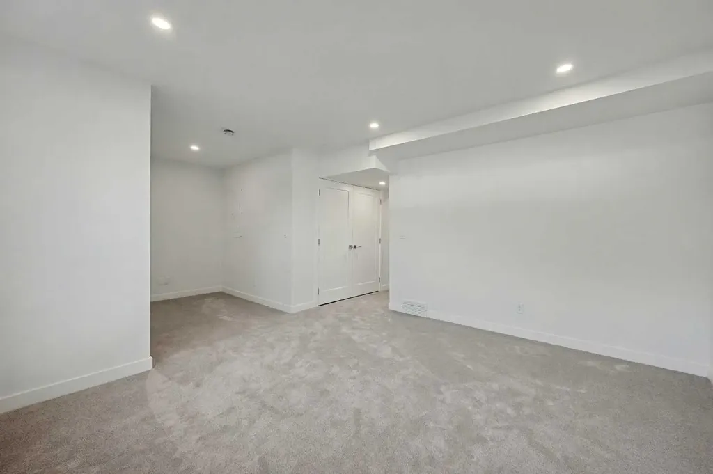 753 Centre Avenue NE Calgary AB T2E4B6