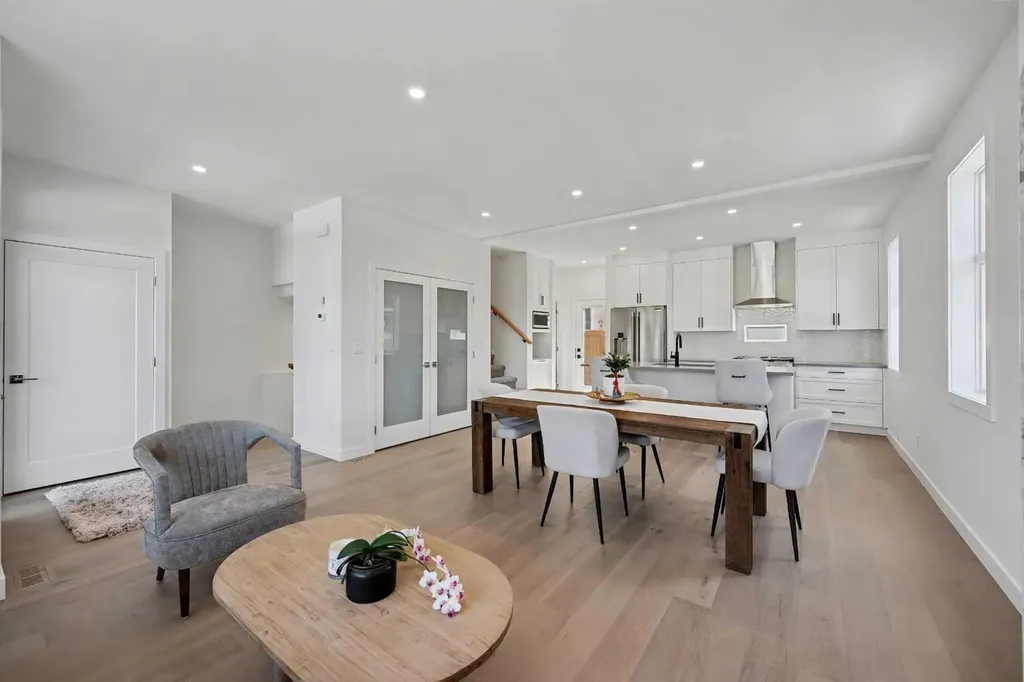 753 Centre Avenue NE Calgary AB T2E4B6