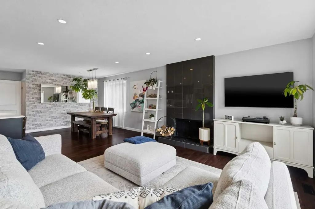336 Norseman Road NW Calgary AB T2K 5M5