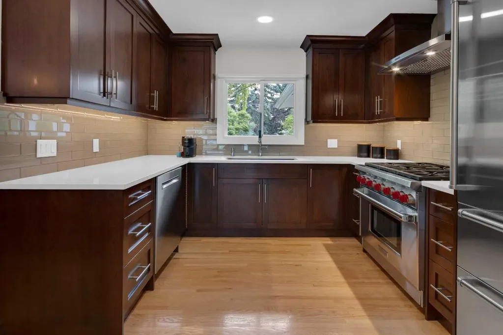 3 Wilshire Place SW Calgary AB T3C 3B9