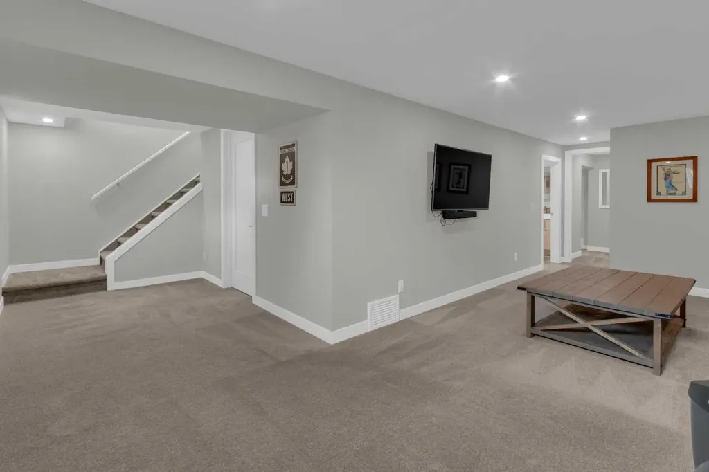 3 Wilshire Place SW Calgary AB T3C 3B9