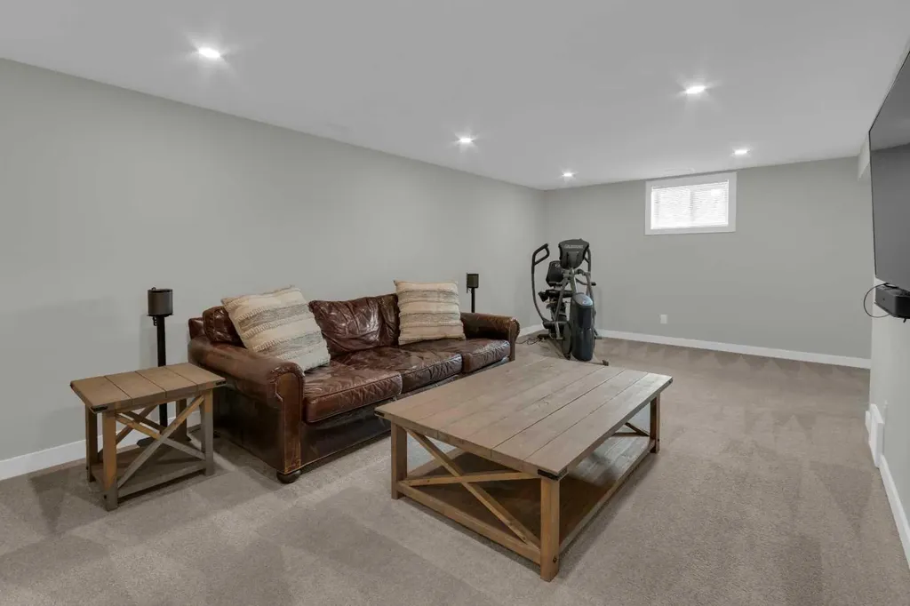 3 Wilshire Place SW Calgary AB T3C 3B9