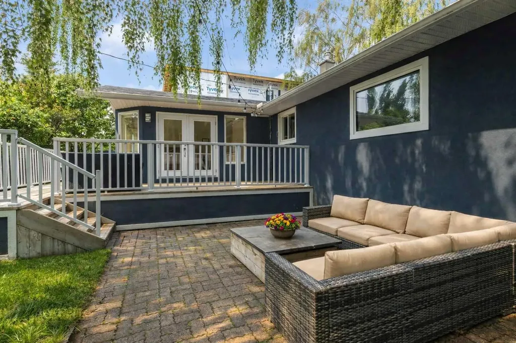 3 Wilshire Place SW Calgary AB T3C 3B9