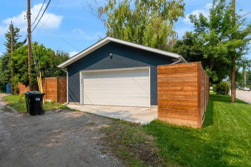 3 Wilshire Place SW Calgary AB T3C 3B9