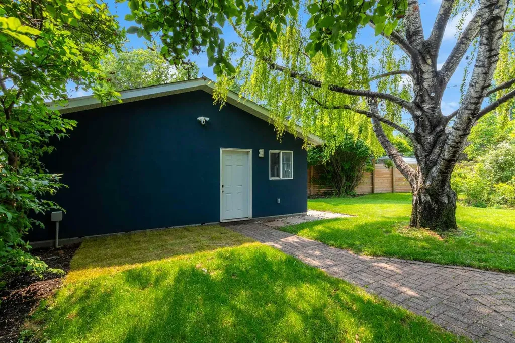 3 Wilshire Place SW Calgary AB T3C 3B9