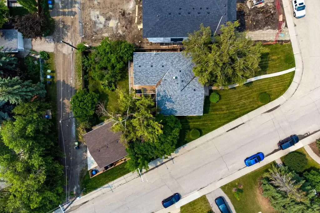 3 Wilshire Place SW Calgary AB T3C 3B9
