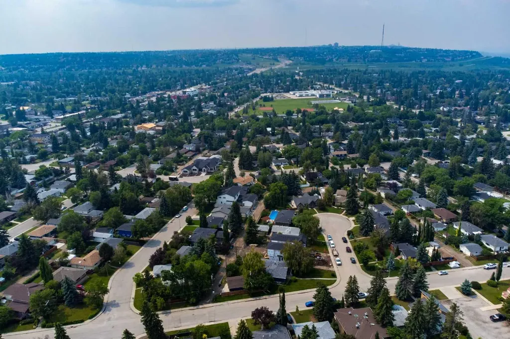 3 Wilshire Place SW Calgary AB T3C 3B9