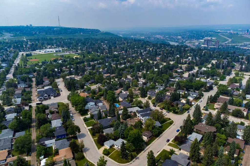 3 Wilshire Place SW Calgary AB T3C 3B9