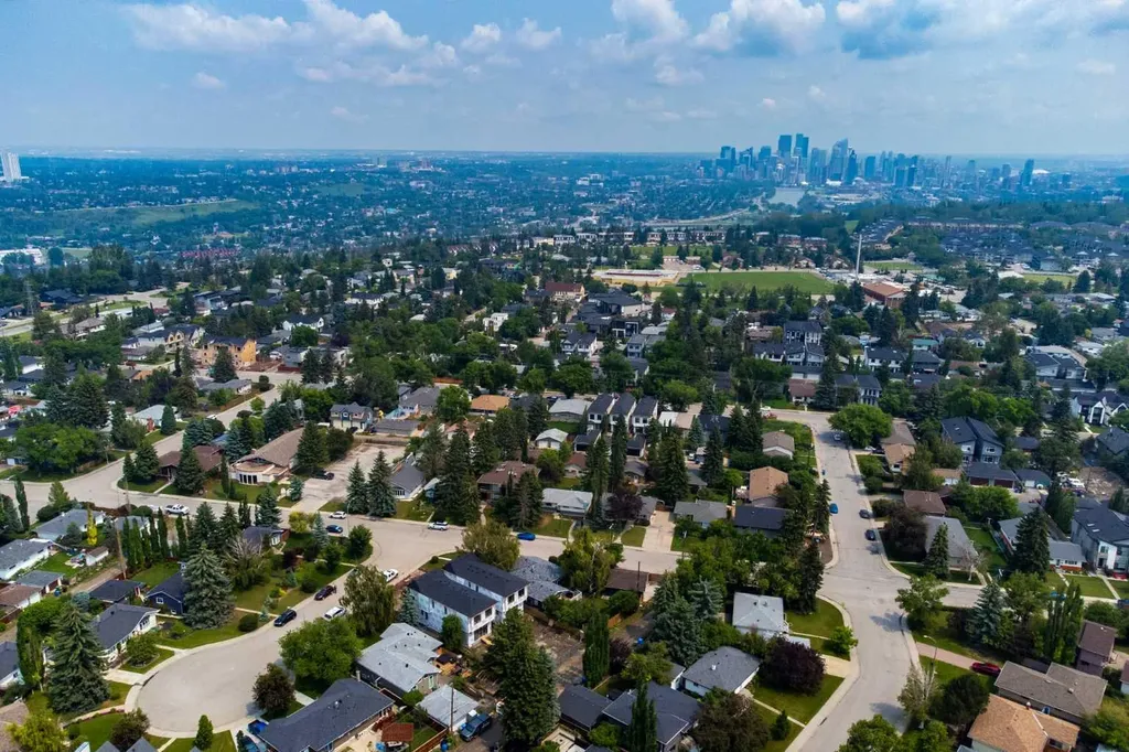 3 Wilshire Place SW Calgary AB T3C 3B9