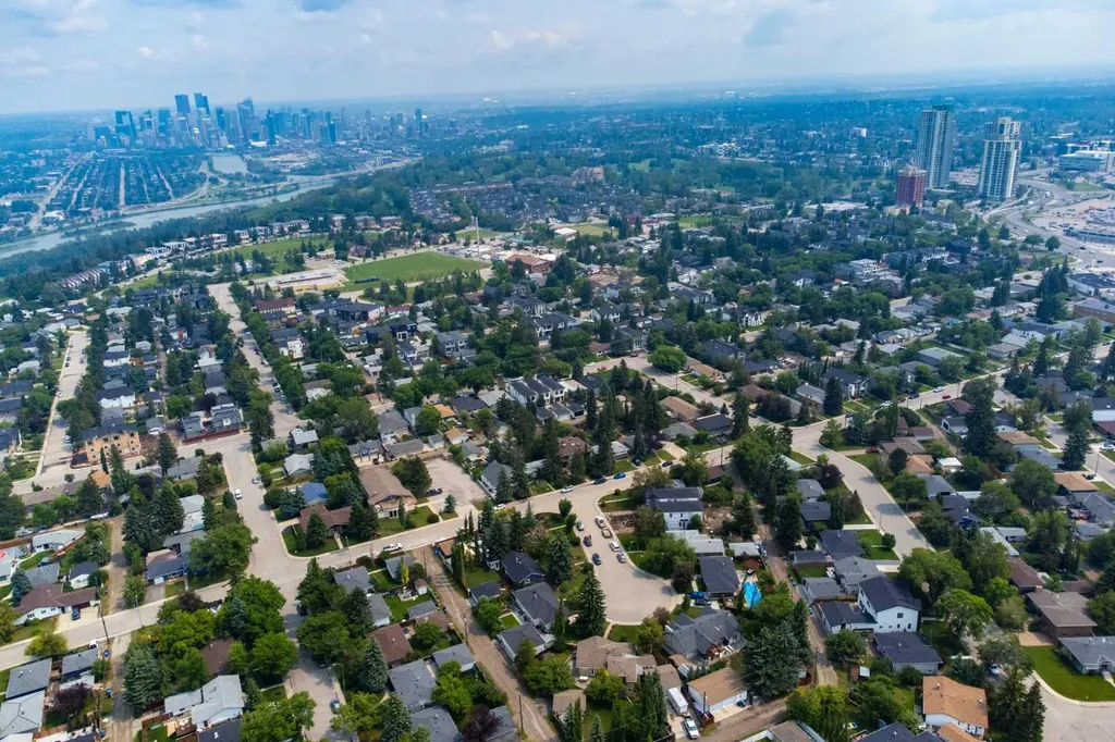 3 Wilshire Place SW Calgary AB T3C 3B9