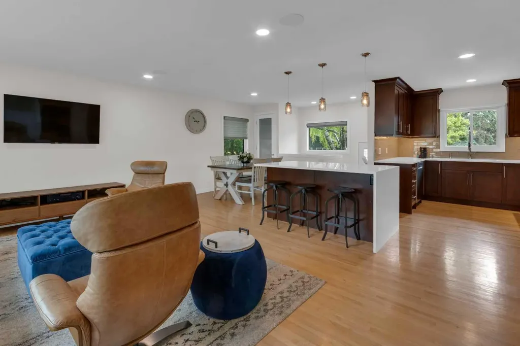 3 Wilshire Place SW Calgary AB T3C 3B9