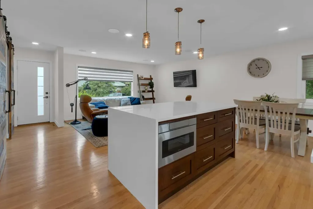 3 Wilshire Place SW Calgary AB T3C 3B9