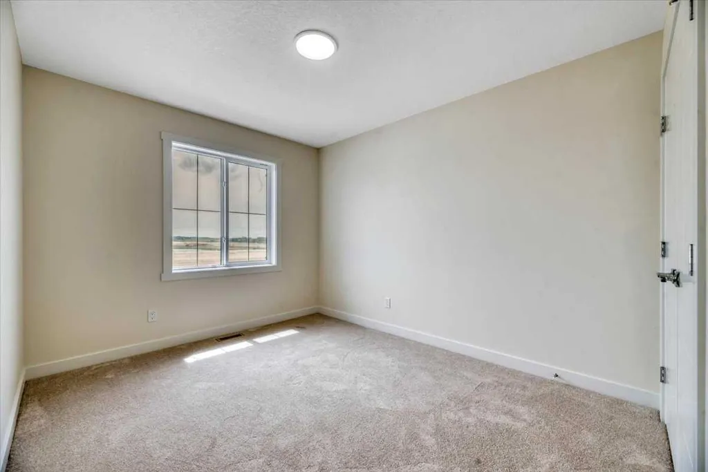 152 Lakewood Crescent Strathmore AB T0J 1Y0