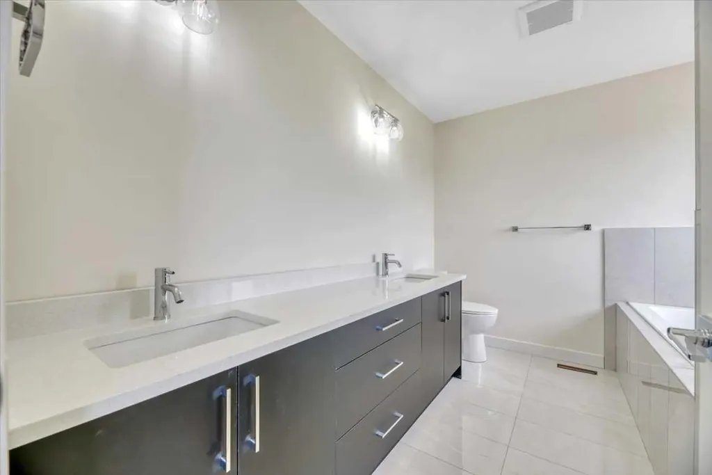 152 Lakewood Crescent Strathmore AB T0J 1Y0