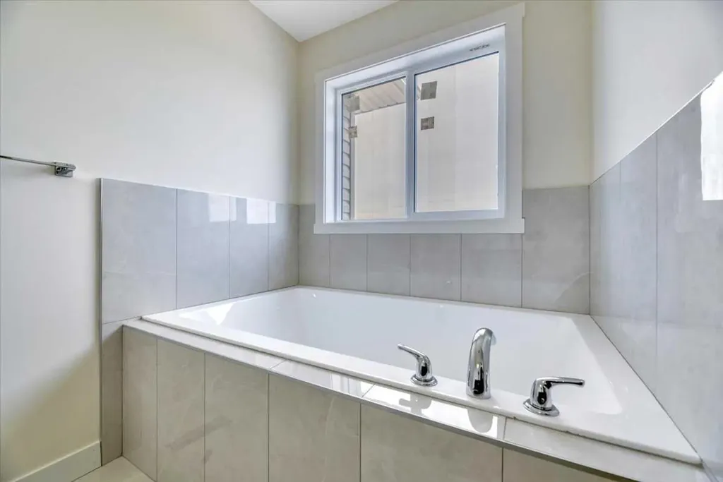 152 Lakewood Crescent Strathmore AB T0J 1Y0