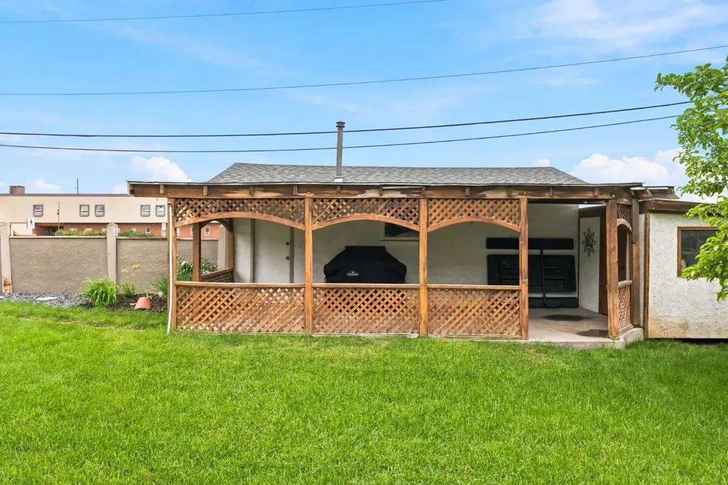 404 Arlington Drive SE Calgary AB T2H 1S3