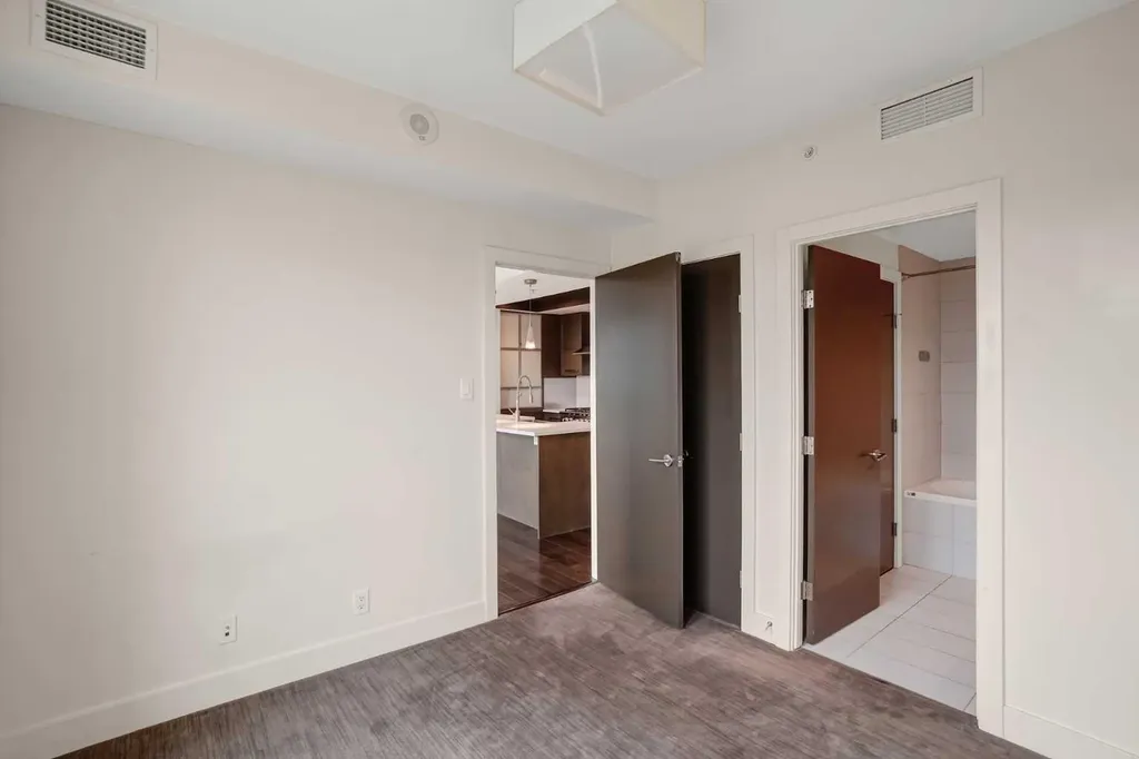 10 Shawnee Hill SW Calgary AB T2Y 0K5