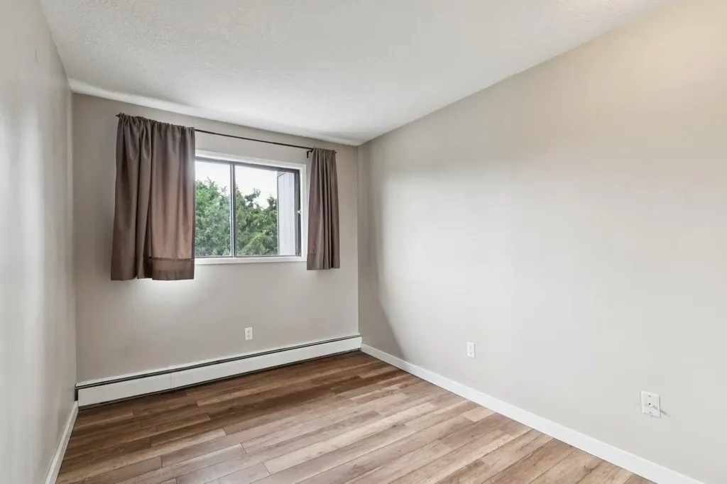 13045 6 Street SW Calgary AB T2W 5H1
