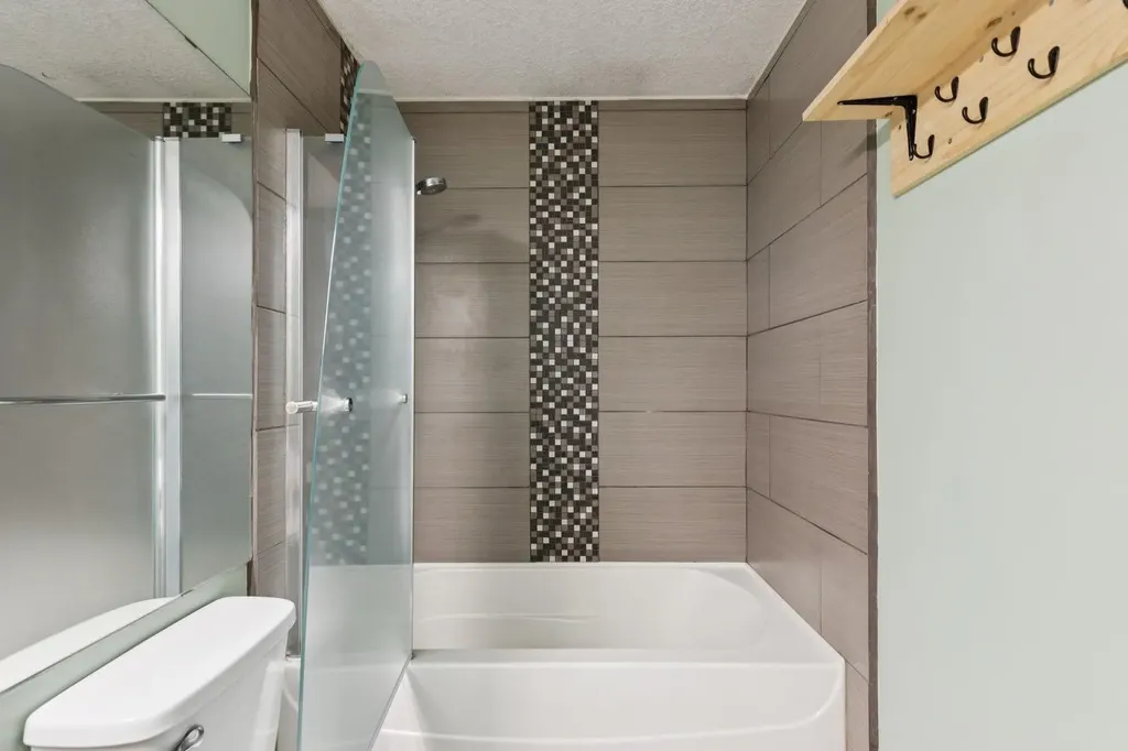 13045 6 Street SW Calgary AB T2W 5H1
