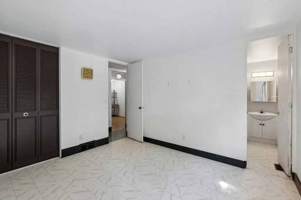 2524 106 Avenue SW Calgary AB T2W 2H9