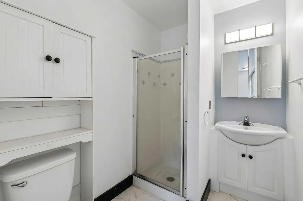 2524 106 Avenue SW Calgary AB T2W 2H9