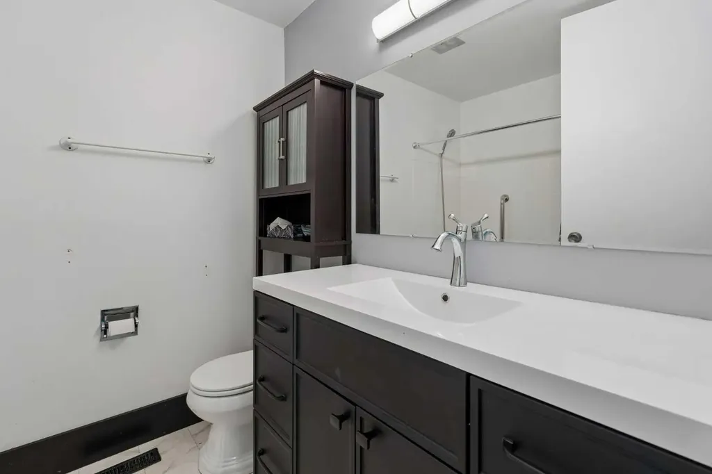 2524 106 Avenue SW Calgary AB T2W 2H9