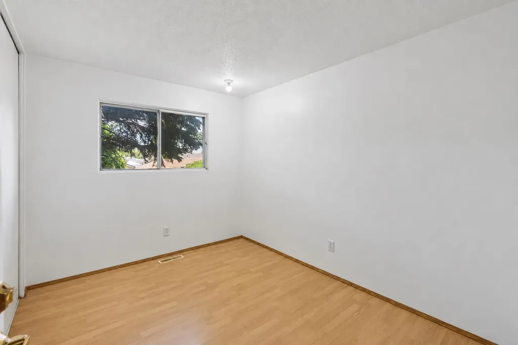 2524 106 Avenue SW Calgary AB T2W 2H9