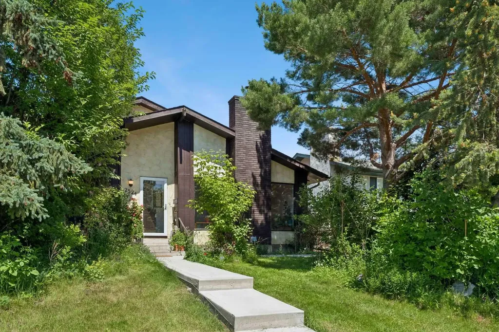 2524 106 Avenue SW Calgary AB T2W 2H9