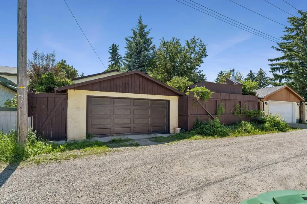 2524 106 Avenue SW Calgary AB T2W 2H9