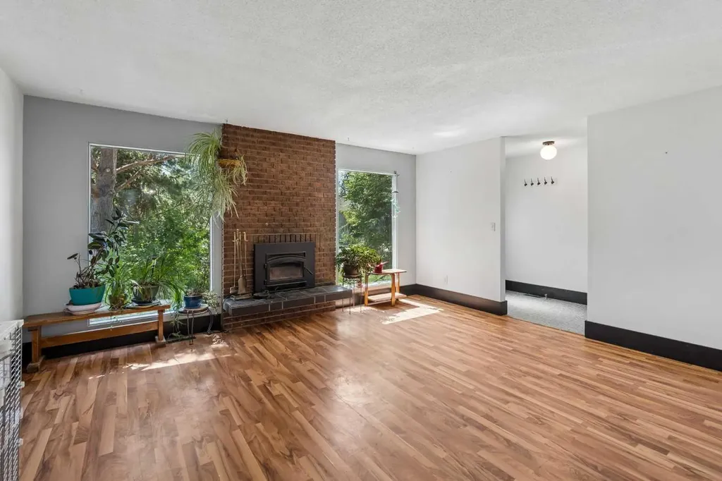 2524 106 Avenue SW Calgary AB T2W 2H9