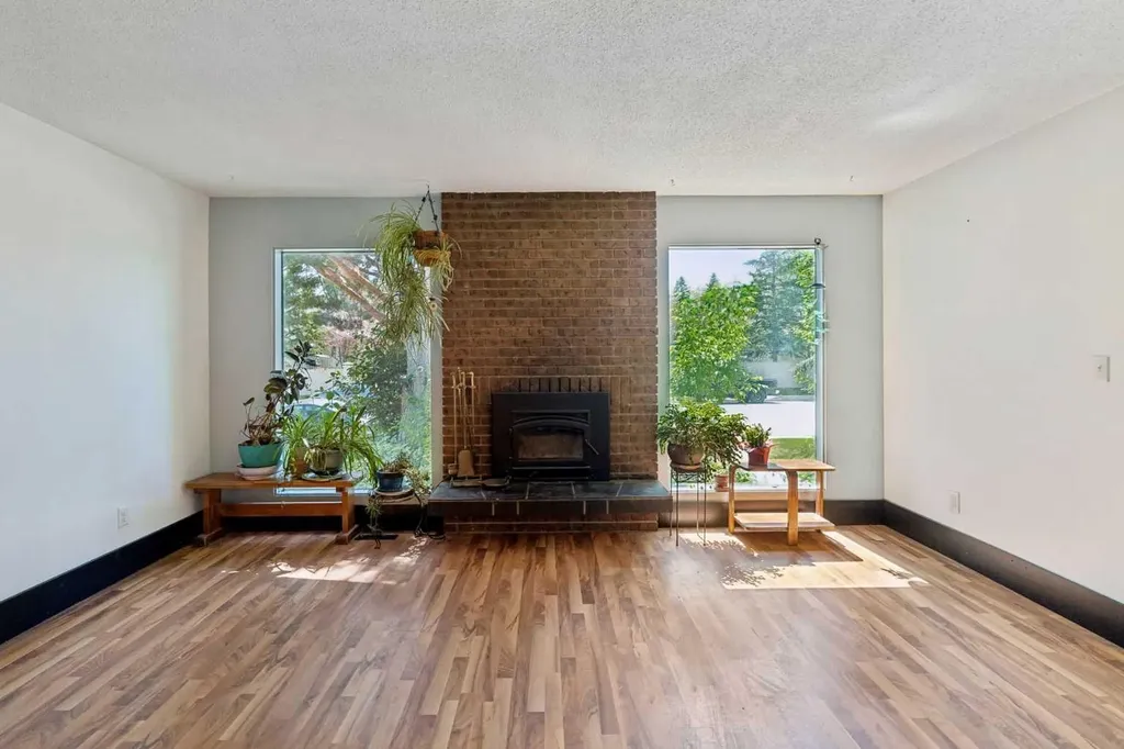 2524 106 Avenue SW Calgary AB T2W 2H9