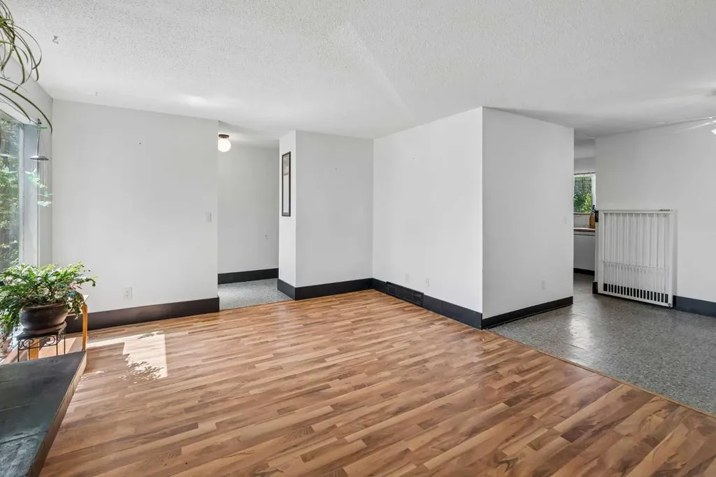 2524 106 Avenue SW Calgary AB T2W 2H9