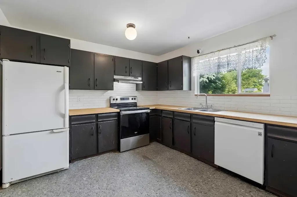 2524 106 Avenue SW Calgary AB T2W 2H9