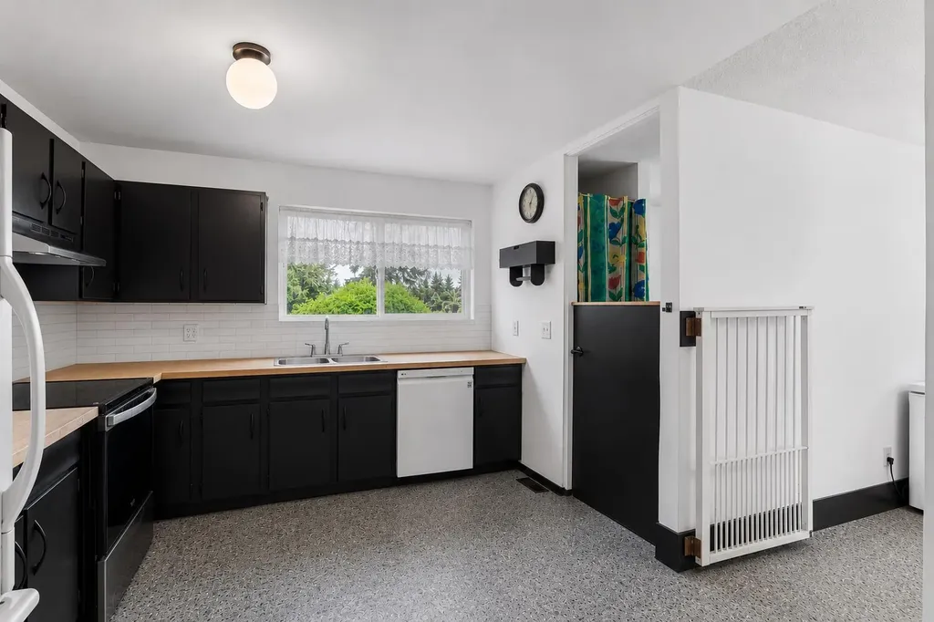 2524 106 Avenue SW Calgary AB T2W 2H9