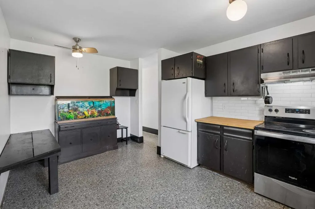 2524 106 Avenue SW Calgary AB T2W 2H9