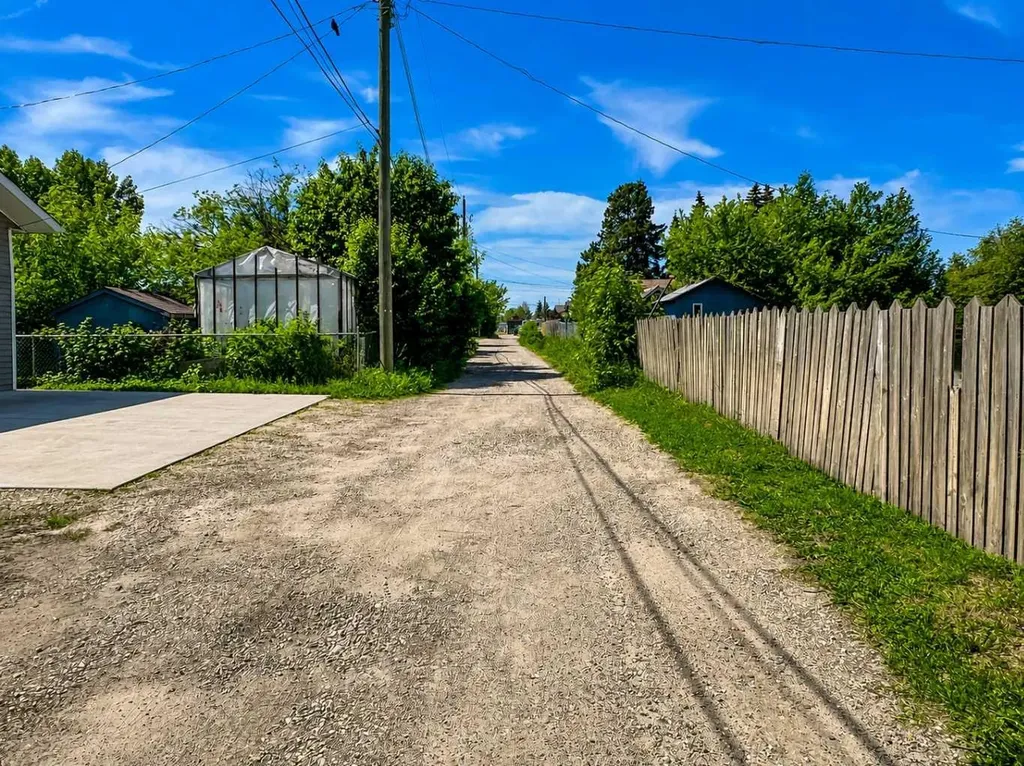 9810 108 Avenue Grande Prairie AB T8V 1N6