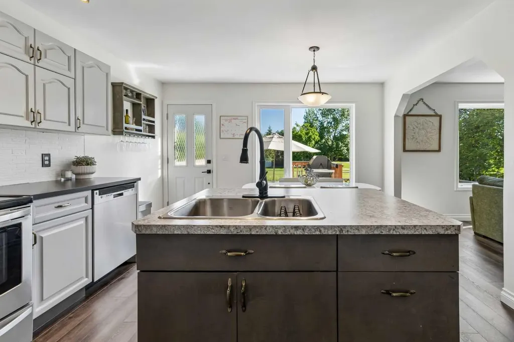 52 West Edge Road Cochrane AB T4C 1L1