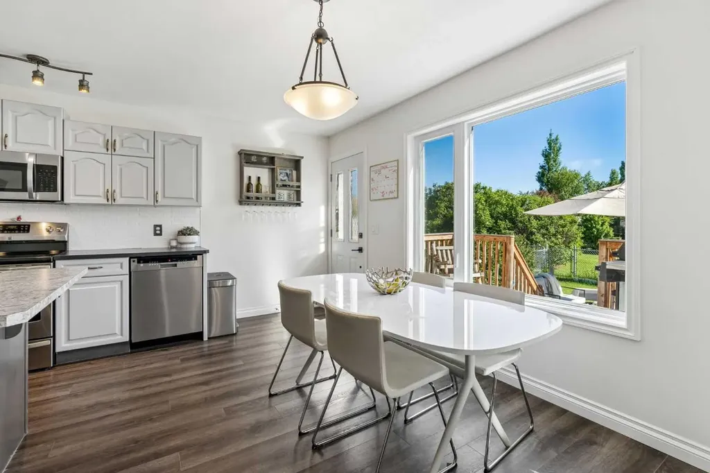 52 West Edge Road Cochrane AB T4C 1L1