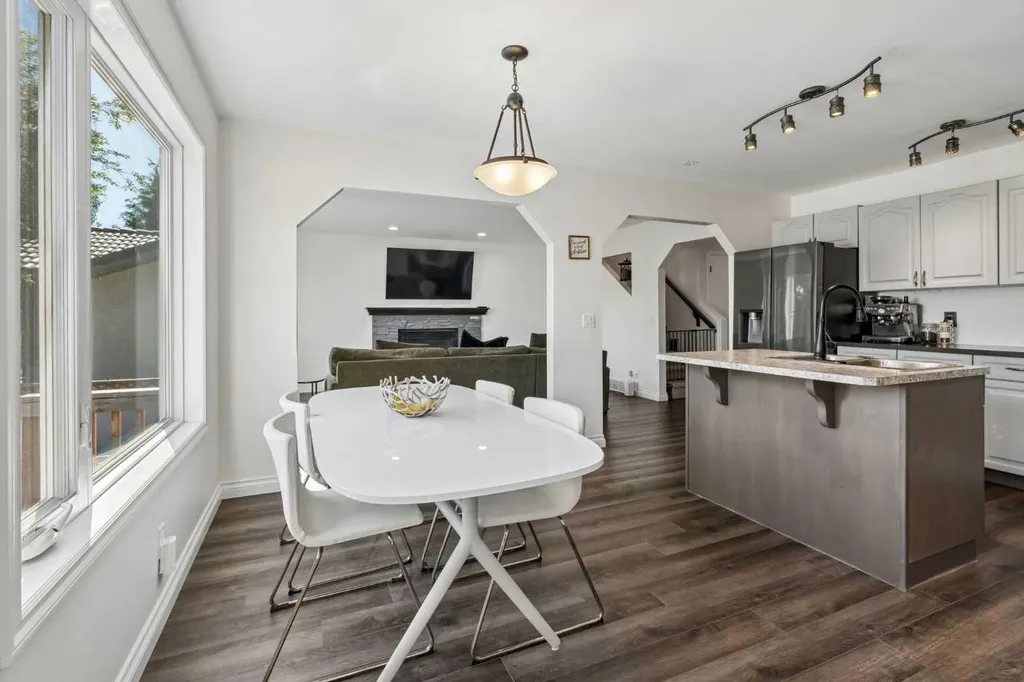 52 West Edge Road Cochrane AB T4C 1L1
