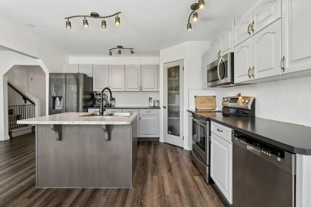 52 West Edge Road Cochrane AB T4C 1L1