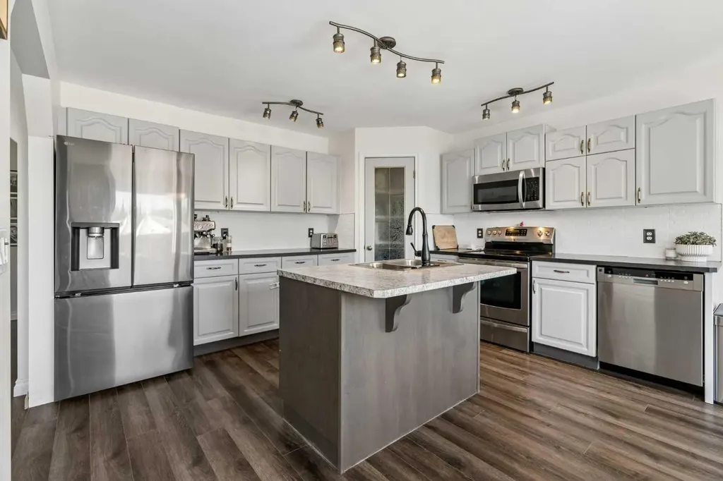 52 West Edge Road Cochrane AB T4C 1L1