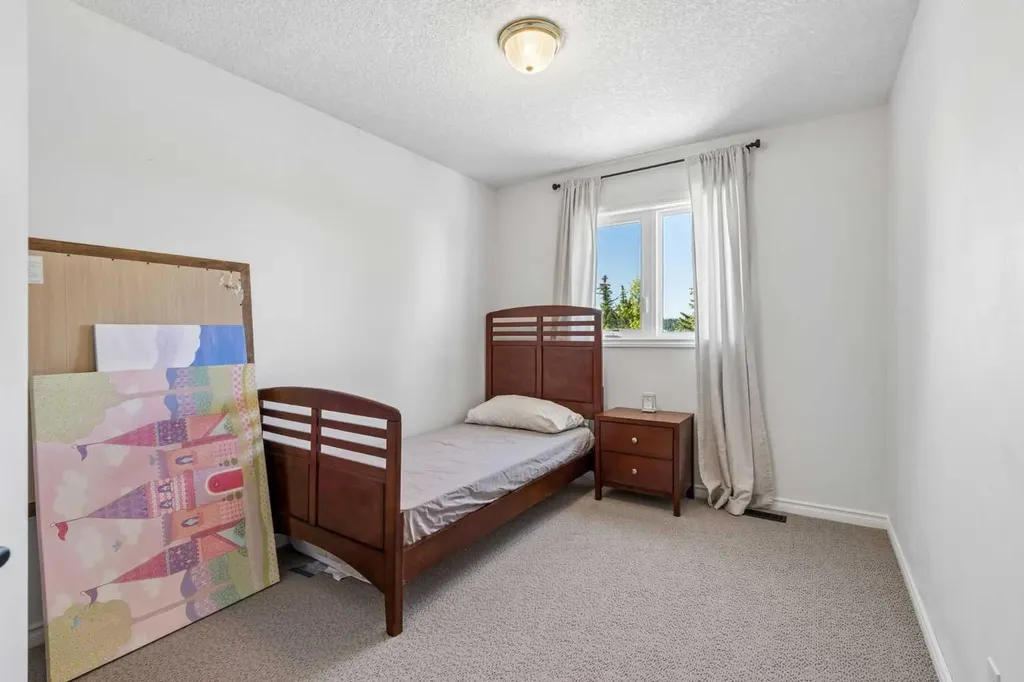 52 West Edge Road Cochrane AB T4C 1L1