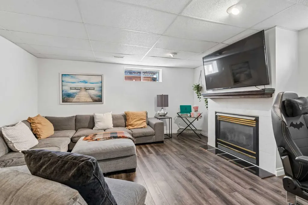 52 West Edge Road Cochrane AB T4C 1L1