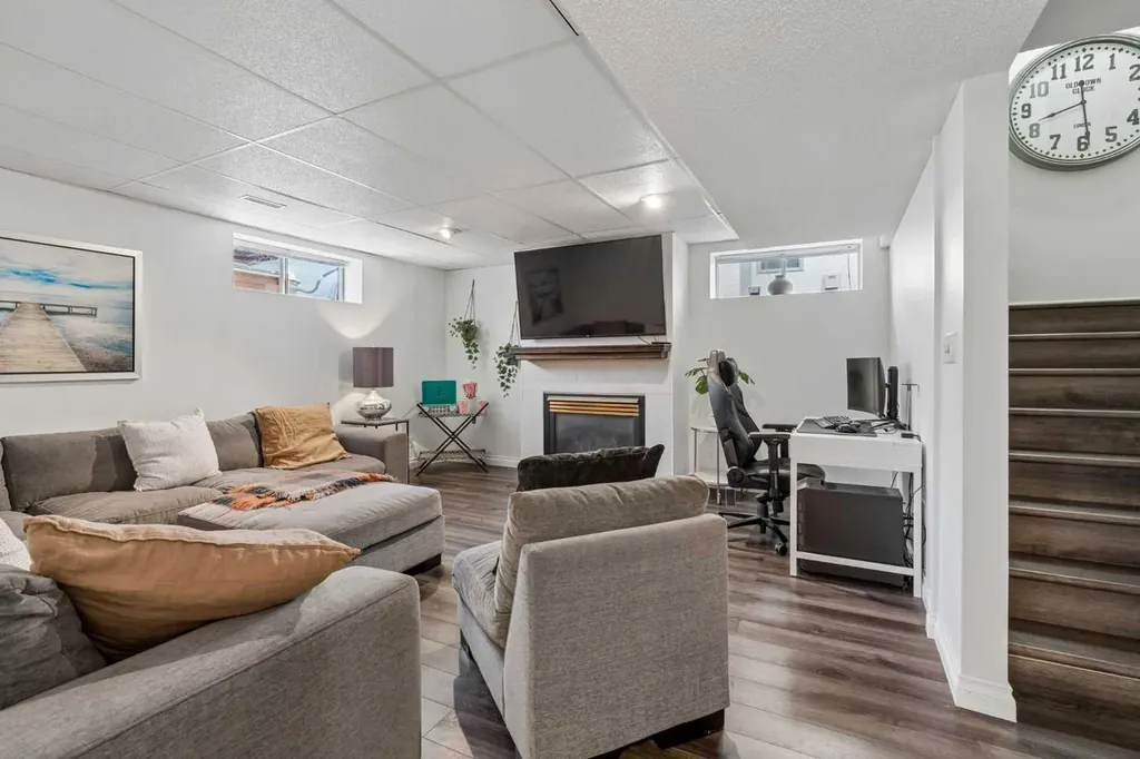 52 West Edge Road Cochrane AB T4C 1L1